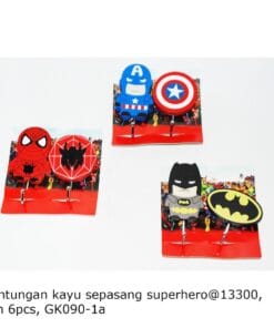 Gantungan kayu Superhero