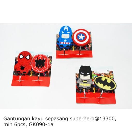 Gantungan kayu Superhero